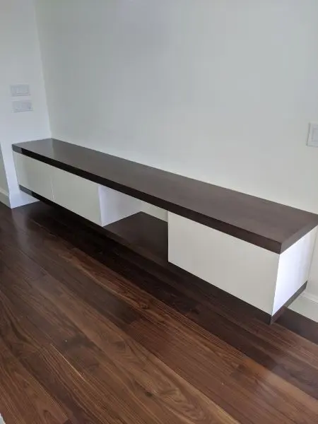 Floating console in walnut and white